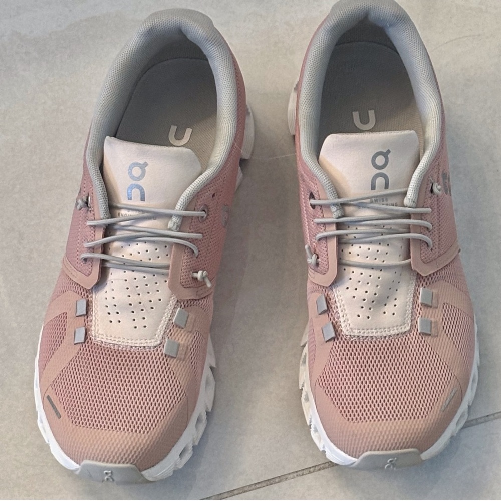 On Cloud 5 women’s shoes Shell/white size 8